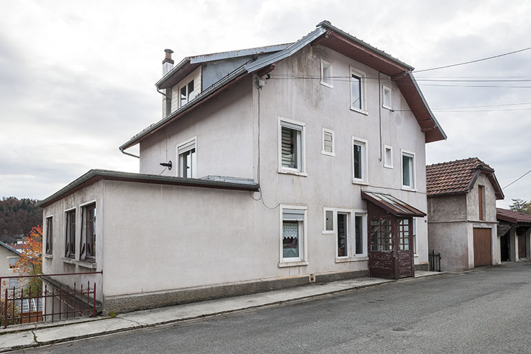 Logement et atelier de fabrication, de trois quarts gauche. le garage est visible à droite. © Jérôme Mongreville / Région Bourgogne-Franche-Comté, Inventaire du patrimoine - 2015