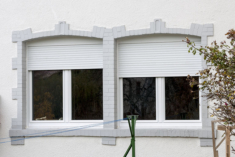 Façade postérieure : fenêtre horlogère. © Jérôme Mongreville / Région Bourgogne-Franche-Comté, Inventaire du patrimoine - 2015