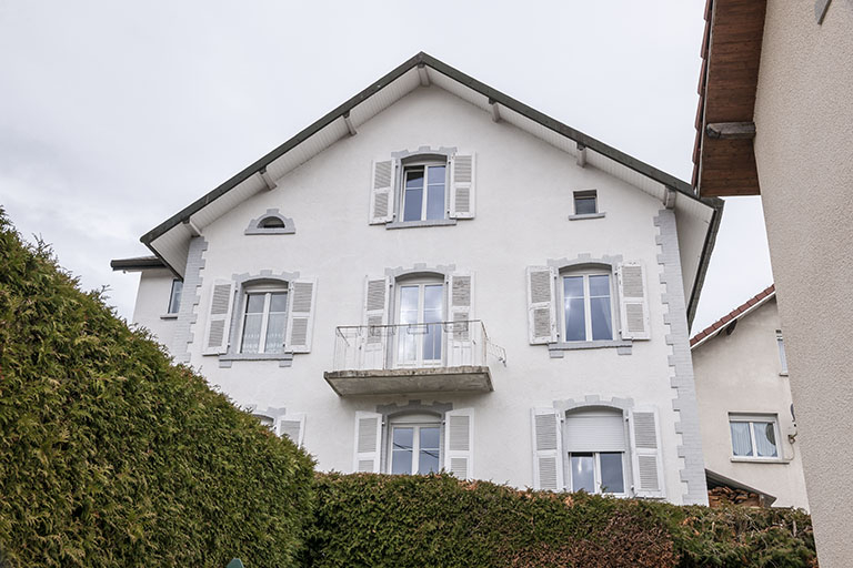 Façade latérale droite, vue en contre-plongée. © Jérôme Mongreville / Région Bourgogne-Franche-Comté, Inventaire du patrimoine - 2015