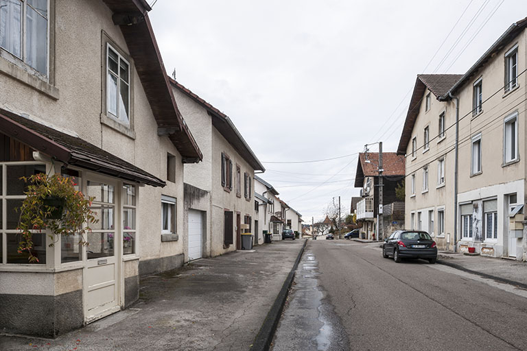 La rue du Mont. A gauche atelier Pillot puis Corneille (au n° 28, au premier plan) et fabrique de verres de montre Billod-Morel Frères (au n° 26), à droite atelier Poupeney puis Receveur (aux n° 27 et 29). © Jérôme Mongreville / Région Bourgogne-Franche-Comté, Inventaire du patrimoine - 2015