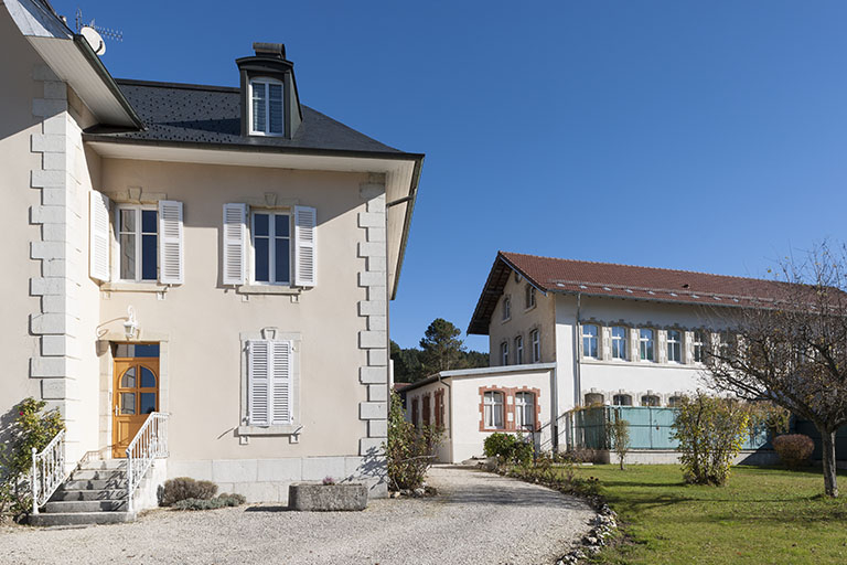 Logement patronal (corps d'entrée) et bâtiment d'origine, depuis la rue Sainte-Anne. © Jérôme Mongreville / Région Bourgogne-Franche-Comté, Inventaire du patrimoine - 2015 Logement patronal (corps d'entrée) et bâtiment d'origine, depuis la rue Sainte-Anne. © Jérôme Mongreville / Région Bourgogne-Franche-Comté, Inventaire du patrimoine - 2015