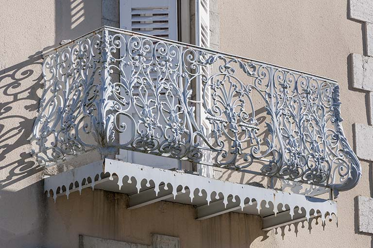 Logement patronal : balcon métallique sur la façade antérieure. © Jérôme Mongreville / Région Bourgogne-Franche-Comté, Inventaire du patrimoine - 2015 Logement patronal : balcon métallique sur la façade antérieure. © Jérôme Mongreville / Région Bourgogne-Franche-Comté, Inventaire du patrimoine - 2015