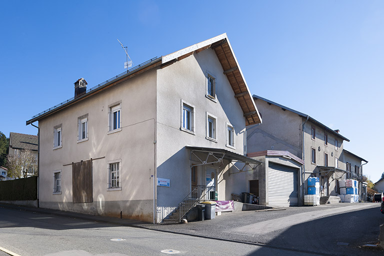 Vue d'ensemble, depuis le nord (entrepôt de vin, garage, minoterie et logement patronal). © Jérôme Mongreville / Région Bourgogne-Franche-Comté, Inventaire du patrimoine - 2015