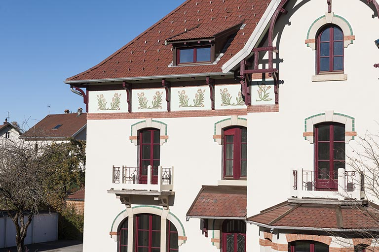 Maison, façade antérieure : détail de la partie supérieure. © Jérôme Mongreville / Région Bourgogne-Franche-Comté, Inventaire du patrimoine - 2015