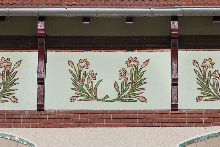 Maison, façade antérieure : détail de la frise peinte. © Jérôme Mongreville / Région Bourgogne-Franche-Comté, Inventaire du patrimoine - 2015