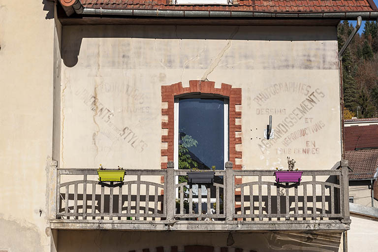 Façade antérieure : enseigne peinte. © Jérôme Mongreville / Région Bourgogne-Franche-Comté, Inventaire du patrimoine - 2015