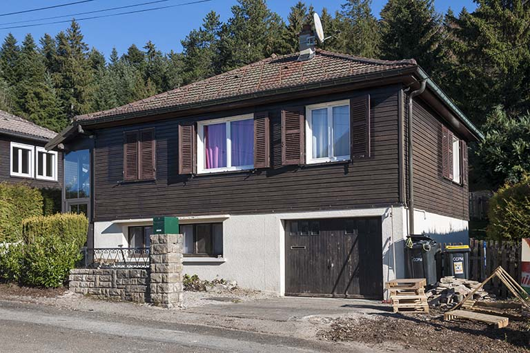 Un petit atelier de rhabilleur de l'après-guerre : l'atelier de Jean Viennet (1955), au 5 rue des Chalets. © Jérôme Mongreville / Région Bourgogne-Franche-Comté, Inventaire du patrimoine - 2015