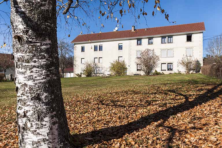 Vue d'ensemble, depuis le sud-est. © Jérôme Mongreville / Région Bourgogne-Franche-Comté, Inventaire du patrimoine - 2015 Vue d'ensemble, depuis le sud-est. © Jérôme Mongreville / Région Bourgogne-Franche-Comté, Inventaire du patrimoine - 2015