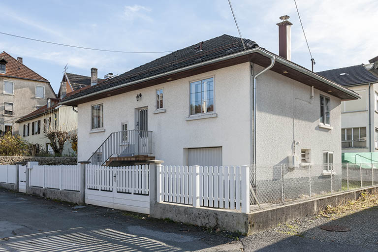 Façades antérieure et latérale droite. L'atelier se trouvait au rez-de-chaussée dans l'angle à droite. © Jérôme Mongreville / Région Bourgogne-Franche-Comté, Inventaire du patrimoine - 2015 Façades antérieure et latérale droite. L'atelier se trouvait au rez-de-chaussée dans l'angle à droite. © Jérôme Mongreville / Région Bourgogne-Franche-Comté, Inventaire du patrimoine - 2015