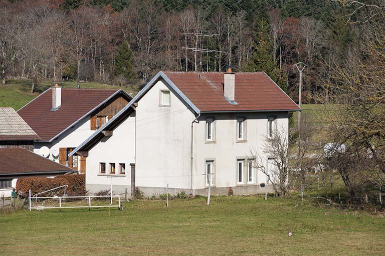 Atelier : façades sud et ouest. L'ancienne fenêtre multiple est visible au rez-de-chaussée. © Jérôme Mongreville / Région Bourgogne-Franche-Comté, Inventaire du patrimoine - 2015