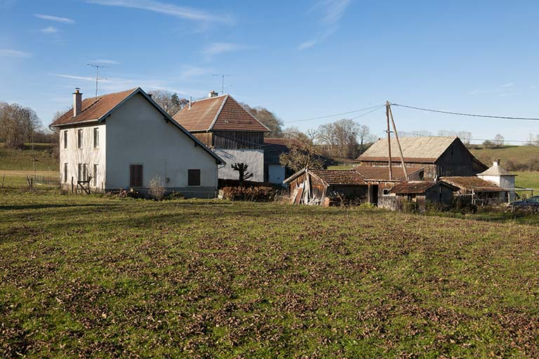 Atelier, ferme et remise agricole, depuis l'est. © Jérôme Mongreville / Région Bourgogne-Franche-Comté, Inventaire du patrimoine - 2015