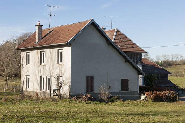 Atelier : façades sud et est. L'ancienne fenêtre multiple est visible au rez-de-chaussée. © Jérôme Mongreville / Région Bourgogne-Franche-Comté, Inventaire du patrimoine - 2015