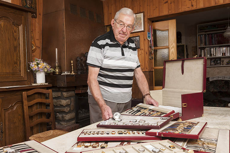 Etude de la commune de Maîche : Michel Simonin présentant une partie de sa collection de montres. © Jérôme Mongreville / Région Bourgogne-Franche-Comté, Inventaire du patrimoine - 2015