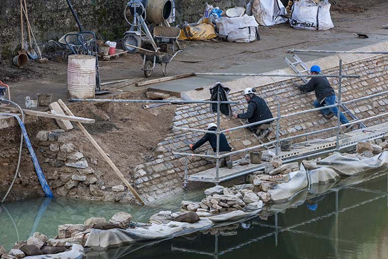 Réfection du perré du chemin de halage en aval du moulin Saint-Paul : ouvriers refaisant le parement. © Jérôme Mongreville / Région Bourgogne-Franche-Comté, Inventaire du patrimoine - 2015 Réfection du perré du chemin de halage en aval du moulin Saint-Paul : ouvriers refaisant le parement. © Jérôme Mongreville / Région Bourgogne-Franche-Comté, Inventaire du patrimoine - 2015