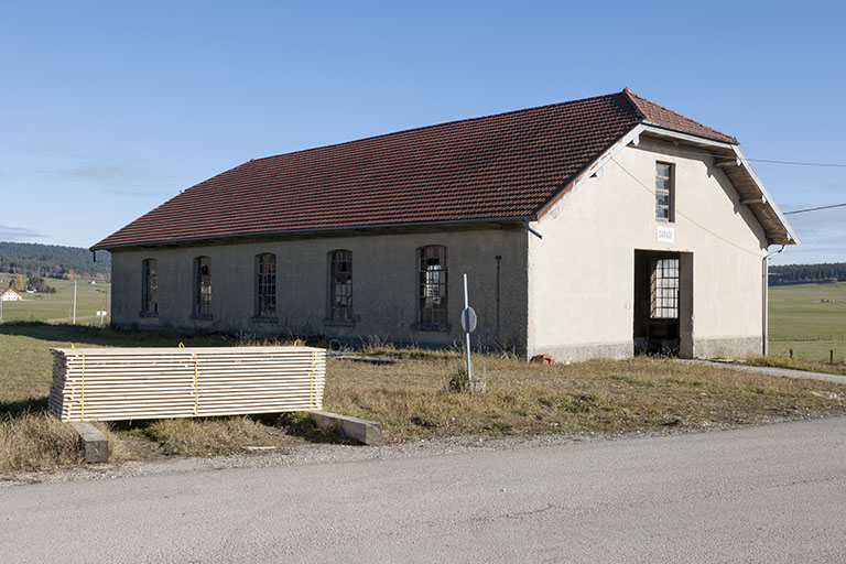 Garage vu de trois quarts. © Jérôme Mongreville / Région Bourgogne-Franche-Comté, Inventaire du patrimoine - 2015