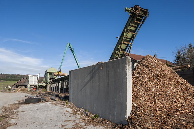 Chantier d'écorçage. © Jérôme Mongreville / Région Bourgogne-Franche-Comté, Inventaire du patrimoine - 2015