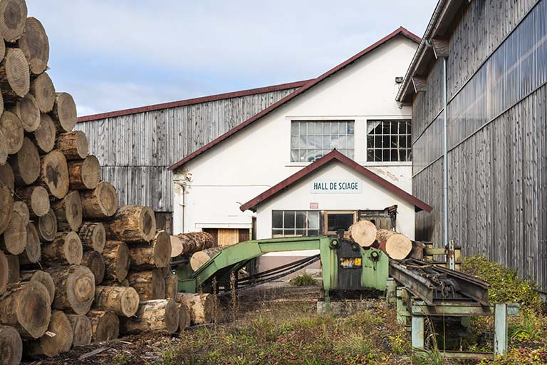 Entrée des grumes dans l'atelier de sciage. © Jérôme Mongreville / Région Bourgogne-Franche-Comté, Inventaire du patrimoine - 2015