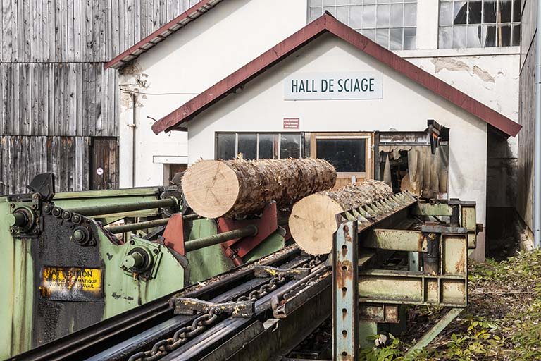 Entrée des grumes dans le hall de sciage. © Jérôme Mongreville / Région Bourgogne-Franche-Comté, Inventaire du patrimoine - 2015
