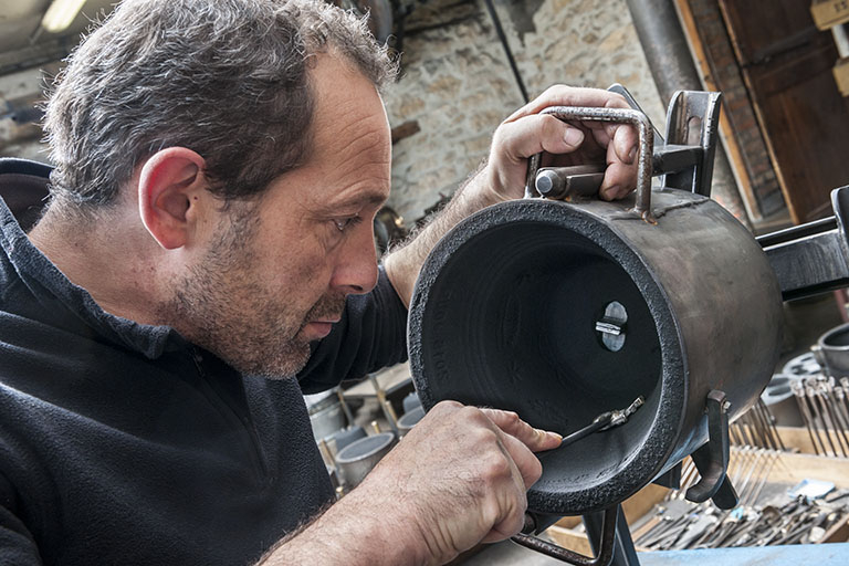 Marquage d'un moulage (3). © Jérôme Mongreville / Région Bourgogne-Franche-Comté, Inventaire du patrimoine - 2015