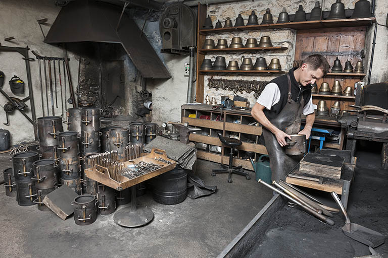 Moulage. Le châssis est retourné. © Jérôme Mongreville / Région Bourgogne-Franche-Comté, Inventaire du patrimoine - 2015