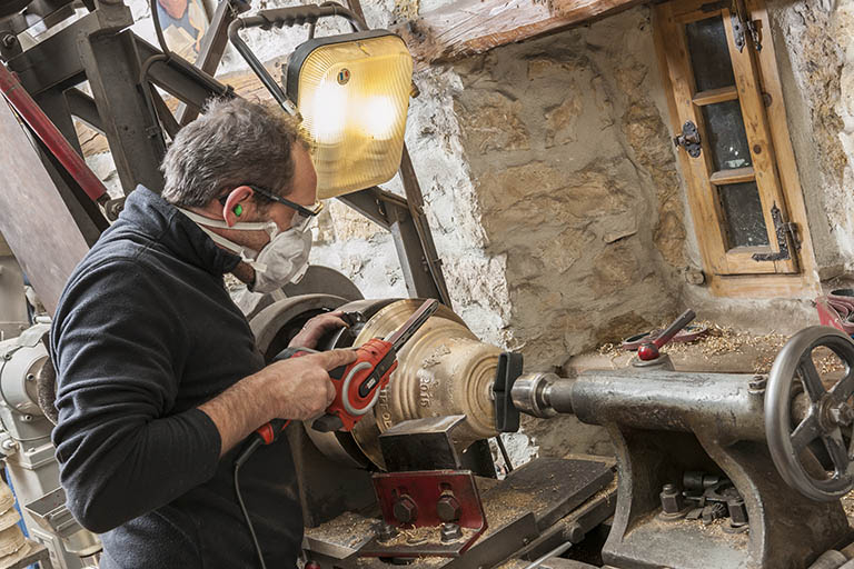 Poste de tournage (meulage) (1). © Jérôme Mongreville / Région Bourgogne-Franche-Comté, Inventaire du patrimoine - 2015