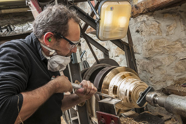 Tournage d'une cloche (1). © Jérôme Mongreville / Région Bourgogne-Franche-Comté, Inventaire du patrimoine - 2015