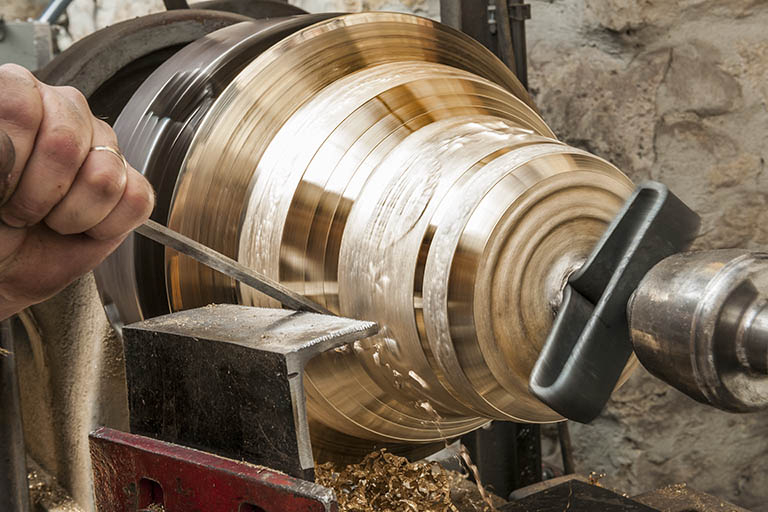 Tournage d'une cloche. Détail. © Jérôme Mongreville / Région Bourgogne-Franche-Comté, Inventaire du patrimoine - 2015