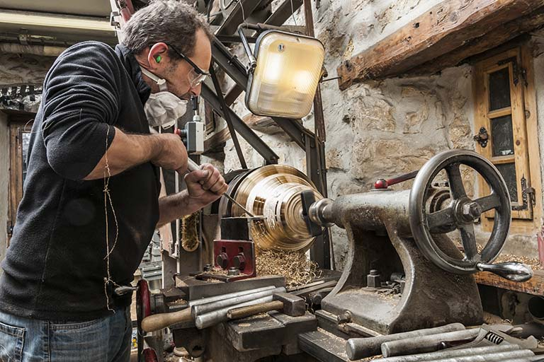 Tournage d'une cloche (3). © Jérôme Mongreville / Région Bourgogne-Franche-Comté, Inventaire du patrimoine - 2015