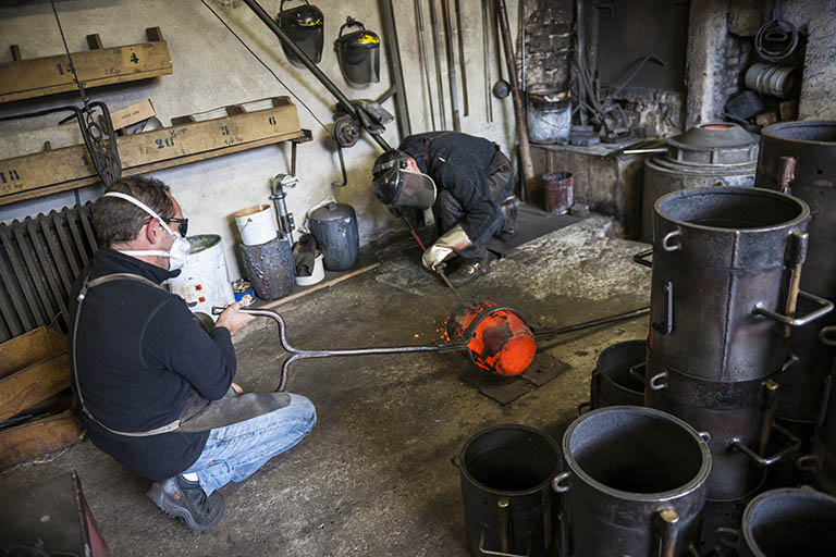 Nettoyage du creuset. © Jérôme Mongreville / Région Bourgogne-Franche-Comté, Inventaire du patrimoine - 2015
