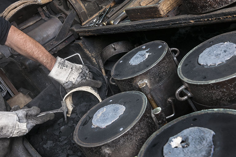 Démoulage. Extraction de la cloche (1). © Jérôme Mongreville / Région Bourgogne-Franche-Comté, Inventaire du patrimoine - 2015