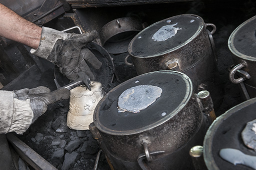 Démoulage. Extraction de la cloche (2). © Jérôme Mongreville / Région Bourgogne-Franche-Comté, Inventaire du patrimoine - 2015