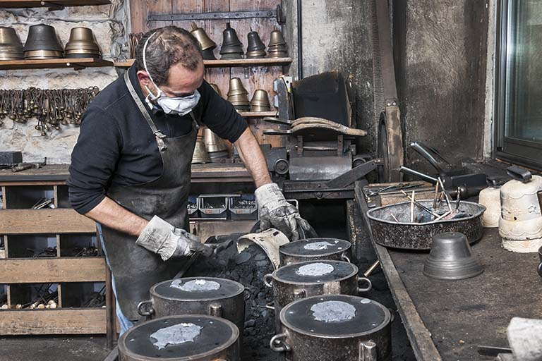 Démoulage. Extraction de la cloche (4). © Jérôme Mongreville / Région Bourgogne-Franche-Comté, Inventaire du patrimoine - 2015