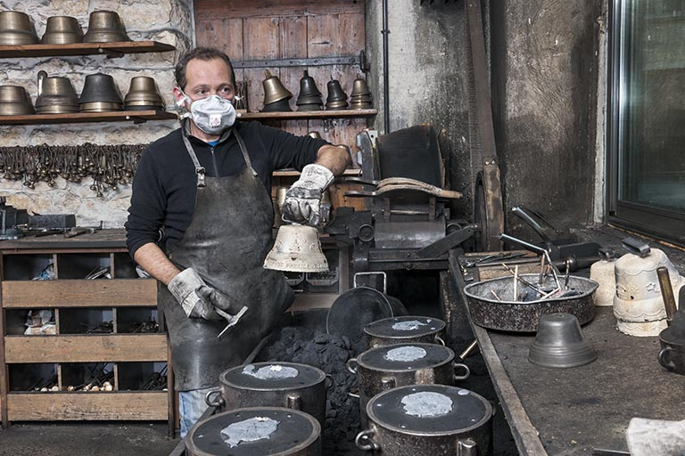 Démoulage. Extraction de la cloche (5). © Jérôme Mongreville / Région Bourgogne-Franche-Comté, Inventaire du patrimoine - 2015