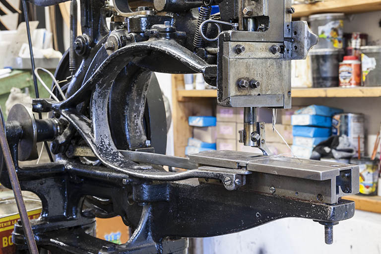 Détail de la machine à coudre. © Jérôme Mongreville / Région Bourgogne-Franche-Comté, Inventaire du patrimoine - 2015