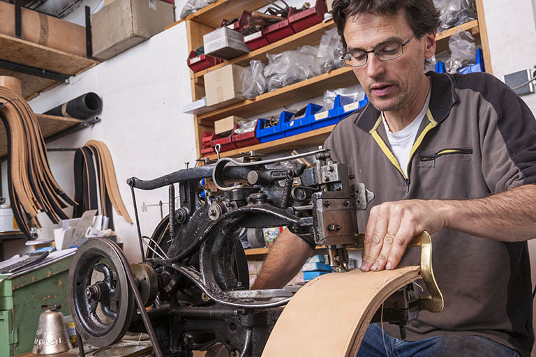 Couture d'une sangle de cloches (2). © Jérôme Mongreville / Région Bourgogne-Franche-Comté, Inventaire du patrimoine - 2015