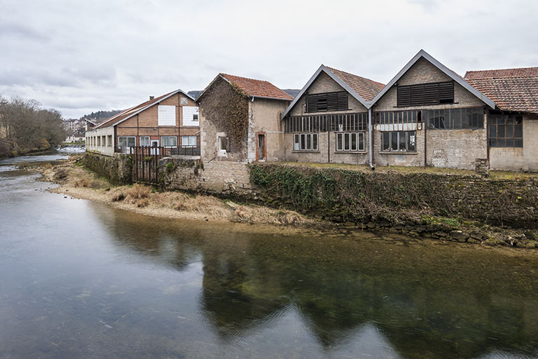 Ateliers et conciergerie bordant la Loue à l'ouest. © Jérôme Mongreville / Région Bourgogne-Franche-Comté, Inventaire du patrimoine - 2015