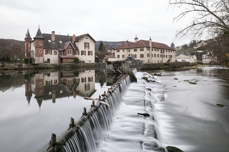 Vue d'ensemble depuis la rive droite du barrage. © Jérôme Mongreville / Région Bourgogne-Franche-Comté, Inventaire du patrimoine - 2015