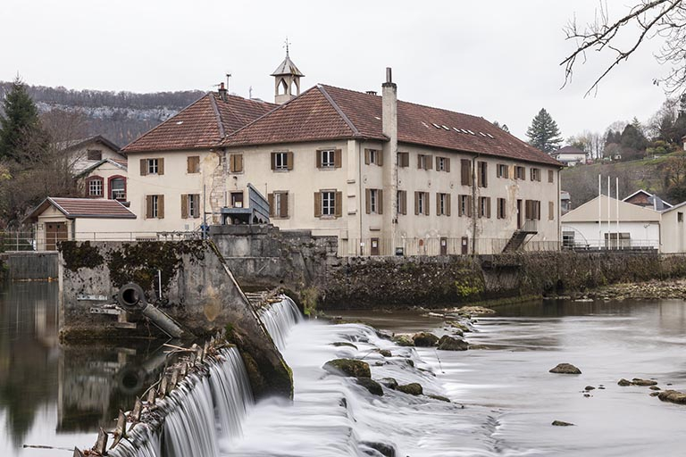 Le bâtiment du moulin depuis la rive droite du barrage. © Jérôme Mongreville / Région Bourgogne-Franche-Comté, Inventaire du patrimoine - 2015