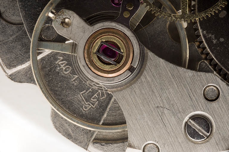 Mouvement FE 140-1 : logotype de la société France Ebauches et indication du modèle. © Sonia Dourlot / Région Bourgogne-Franche-Comté, Inventaire du patrimoine - 2015