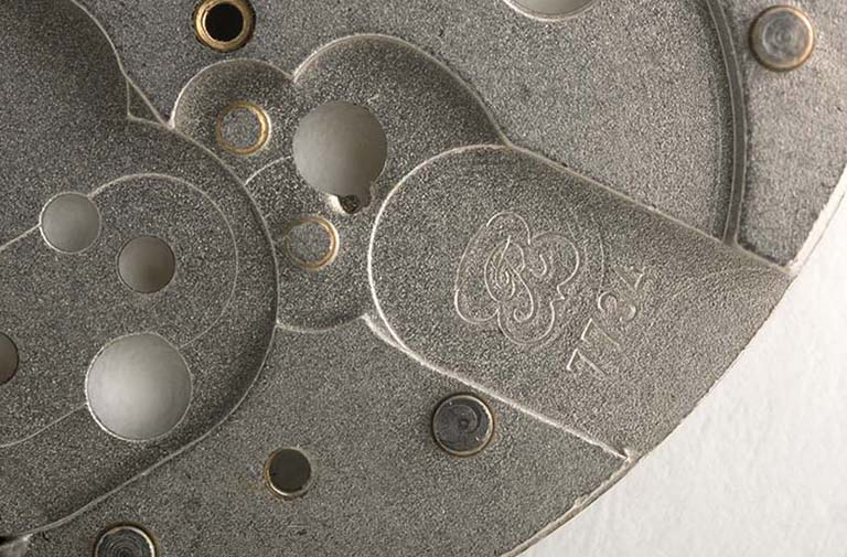 Ebauche Valjoux 7734 : logotype de la société et indication du modèle. © Sonia Dourlot / Région Bourgogne-Franche-Comté, Inventaire du patrimoine - 2015