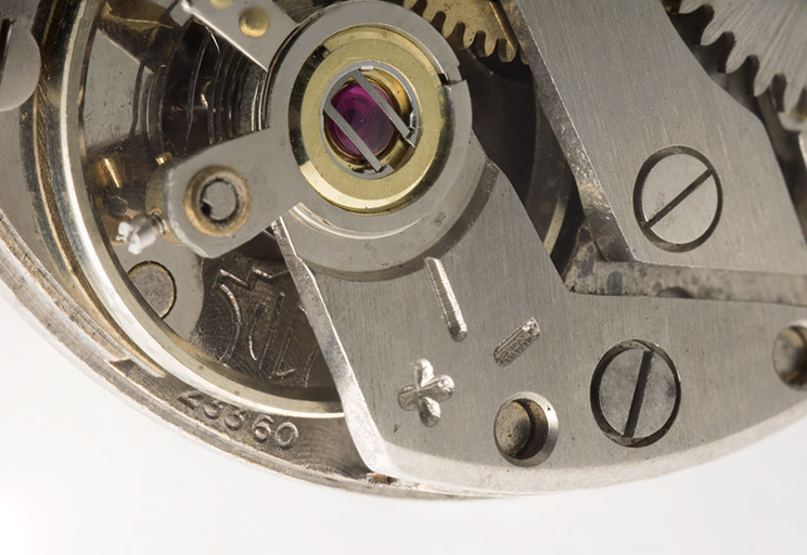 Mouvement Cupillard 233-60 : logotype de la société et indication du modèle. © Sonia Dourlot / Région Bourgogne-Franche-Comté, Inventaire du patrimoine - 2015 Mouvement Cupillard 233-60 : logotype de la société et indication du modèle. © Sonia Dourlot / Région Bourgogne-Franche-Comté, Inventaire du patrimoine - 2015