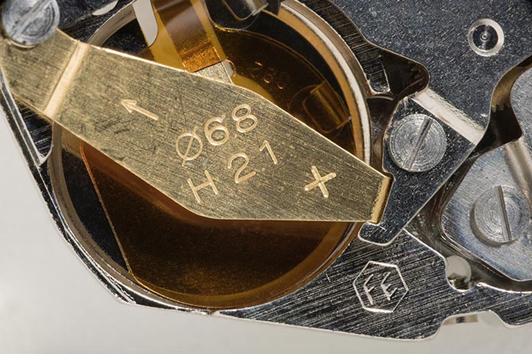 Mouvement FE 6120 : inscriptions concernant la pile et logotype de la société France Ebauches. © Sonia Dourlot / Région Bourgogne-Franche-Comté, Inventaire du patrimoine - 2015