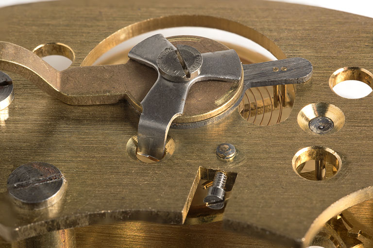 Système de réglage de l'avance/retard : raquette permettant de modifier la longueur active du spiral. © Sonia Dourlot / Région Bourgogne-Franche-Comté, Inventaire du patrimoine - 2015