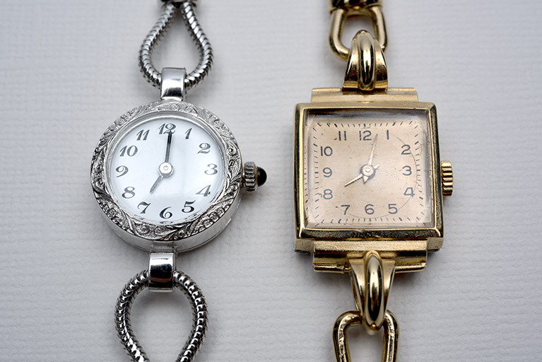 Face supérieure des deux montres, vue en plongée. © Sonia Dourlot / Région Bourgogne-Franche-Comté, Inventaire du patrimoine - 2015