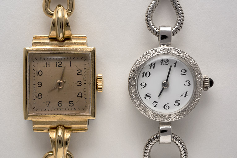 Deux montres-bracelets mécaniques pour femme (mouvement Cupillard 55 pour celle de gauche, FE 68 pour l'autre). © Sonia Dourlot / Région Bourgogne-Franche-Comté, Inventaire du patrimoine - 2015