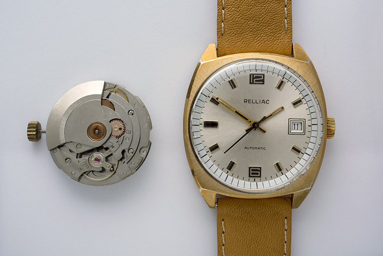 Montre-bracelet automatique Relliac (à côté d'un mouvement France Ebauches FE 4611), à Maîche, vers 1980. © Sonia Dourlot / Région Bourgogne-Franche-Comté, Inventaire du patrimoine - 2015
