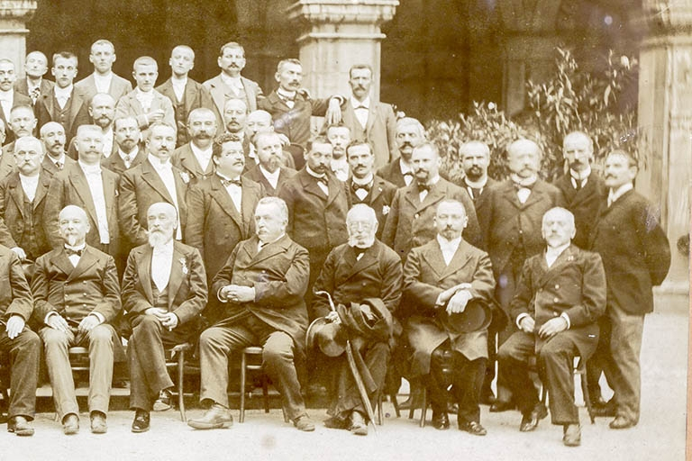 Souvenir du Banquet offert le 2 Septembre 1900 par l'Administration des Forges de Franche-Comté à Monsieur Paul Girod à l'occasion de sa promotion dans la Légion d'Honneur [détail de la partie droite]. © Sonia Dourlot, E. Mauvillier / Région Bourgogne-Franche-Comté, Inventaire du patrimoine - 2015