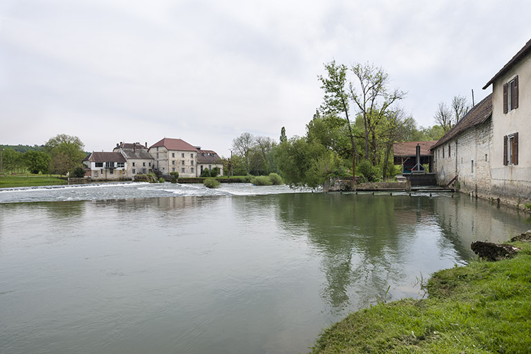 Vue d'ensemble depuis la rive droite. © Jérôme Mongreville / Région Bourgogne-Franche-Comté, Inventaire du patrimoine - 2015