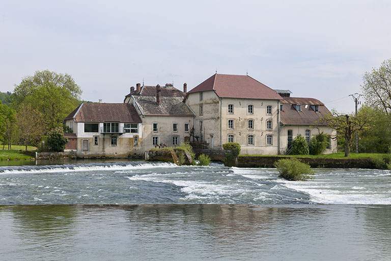 Façades sur la Loue depuis la rive droite. © Jérôme Mongreville / Région Bourgogne-Franche-Comté, Inventaire du patrimoine - 2015