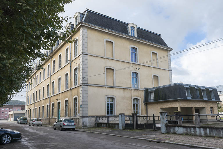 Façade est donnant sur la place du 11ème chasseur, pignon nord de l'administration-internat. © Mary Ruffinoni / Région Bourgogne-Franche-Comté, Inventaire du patrimoine - 2015